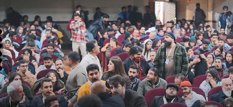 ڤیدیۆی پێشوازی خەڵک لە دووهەمین رۆژی بیستەمین فێستیڤاڵی شانۆی کوردی سەقز